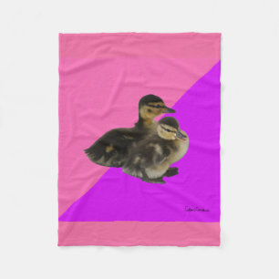 Baby-Enten auf rosa Himbeere und violetter Sorbet Fleecedecke