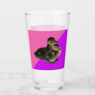 Baby-Enten auf rosa Himbeere und violetter Sorbet Glas