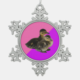 Baby-Enten auf rosa Himbeere und violetter Sorbet Schneeflocken Zinn-Ornament