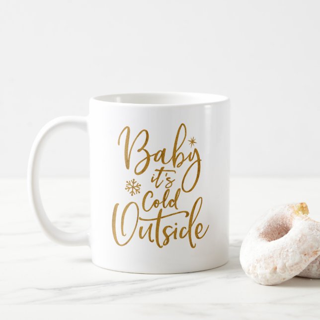 Baby es ist kalt außerhalb von Gold Script White Kaffeetasse (Mit Donut)