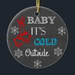 Baby Es ist kalt draußen Chalkboard Ornament<br><div class="desc">Baby Es ist kalt draußen Chalkboard Ornament. Hänge auf dem Weihnachtsbaum oder gib als Geschenk. Bilder,  die auf diesem Artikel verwendet werden,  sind offiziell lizenziert / © Graphics Factory.com</div>