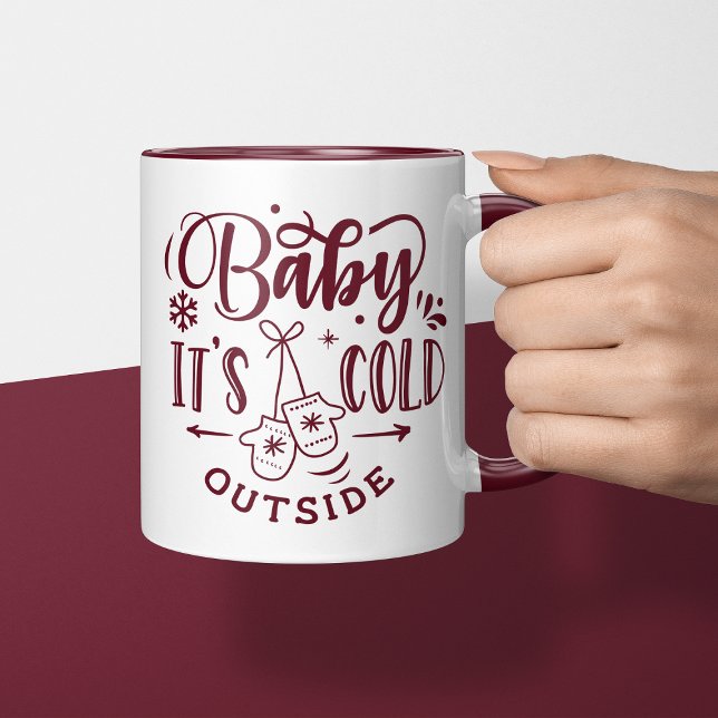 Baby Es ist kalt draußen Maroon Weihnachten Tasse (Von Creator hochgeladen)