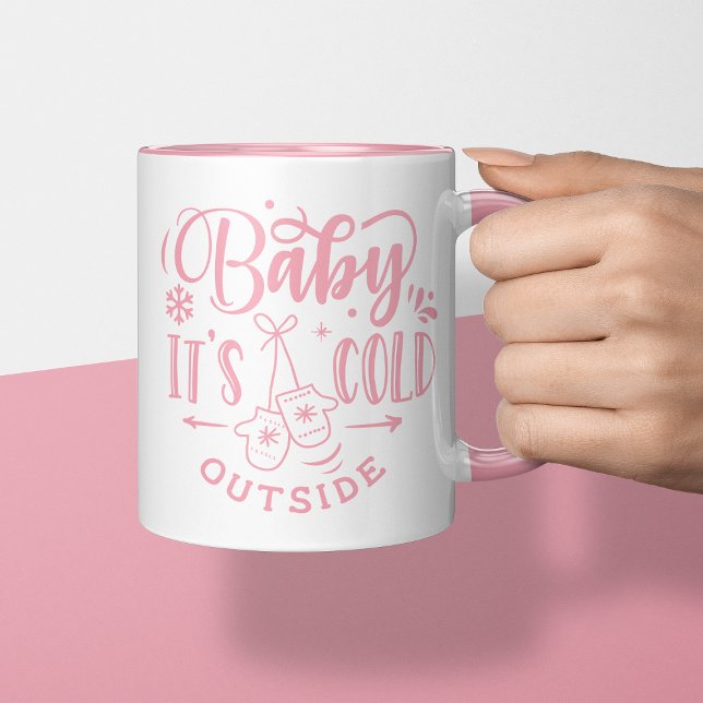 Baby Es ist kalt draußen pinkfarbene Weihnachtsfei Tasse (Von Creator hochgeladen)