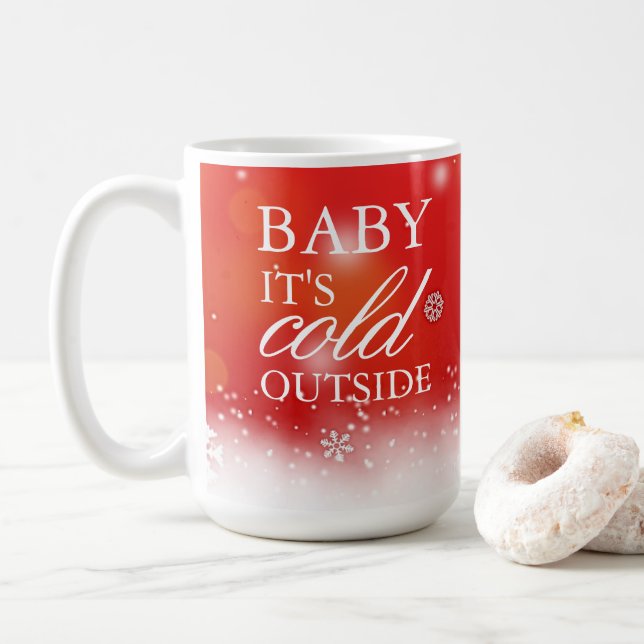 Baby es ist kalter Weihnachtsurlaub im Freien Kaffeetasse (Mit Donut)