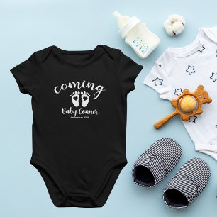 Baby Feet Ankündigung Fälligkeitsdatum Name Strampler