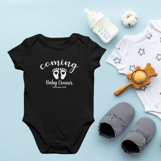 Baby Feet Ankündigung Fälligkeitsdatum Name Strampler