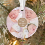Baby First Christmas 4 Foto Collage Name Ornament<br><div class="desc">Feiern Sie das erste Weihnachtsfest Ihres Kindes und ein besonderes Weihnachtsfest für Weihnachten, um dieses Design Ihrer vier Lieblings-Fotos auf der Vorderseite und den Namen Ihres Babys und das Jahr in einem goldenen Kreis zentriert. Tauschen Sie Ihre Fotos einfach mit den Beispielbildern aus und personalisieren Sie den Text. Das gleiche...</div>