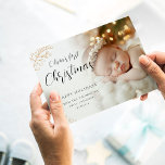 Baby First Christmas Calligraphy Blätter Foto Feiertagskarte<br><div class="desc">Baby First Weihnachtskalligraphie Verlasst Foto. Verfügbar in digitaler Form und gedruckt. Feiern Sie das erste Weihnachtsfest Ihres Babys zusammen mit Ihren Feiertagsgrüße. Ein wunderschönes Kalligraphieskript für den Namen Ihres Babys und für die erste Weihnachtszeit. Personalisieren Sie einfach den gesamten Text und ersetzen Sie das Beispiel-Foto durch Ihr eigenes. Ein Gradientenüberlagerungsschicht...</div>