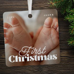 Baby First Christmas Elegantes Modern Custom Foto Ornament Aus Metall<br><div class="desc">Design besteht aus modernem,  schicken Typografie mit Sans Serif und Serif Schriftart. Fügen Sie ein individuelles Foto von Baby und Jahr hinzu.</div>