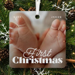Baby First Christmas Elegantes Modern Custom Foto Ornament Aus Metall<br><div class="desc">Design besteht aus modernem,  schicken Typografie mit Sans Serif und Serif Schriftart. Fügen Sie ein individuelles Foto von Baby und Jahr hinzu.</div>