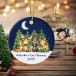 Baby First Christmas Forest Animals Lights FOTO Keramik Ornament<br><div class="desc">Die erste Weihnachtssaison in Watercolor Woodland Animals Forest Animals Pine Trees Moon,  Starry Sky und Schnee Keramik Ornament . Zu den Kleinkindern zählen Bären,  Hirsche,  Elche,  Raccoon,  Kaninchen,  Fox und Eule mit Waldgrün und Urlaubssailechten. Name hinzufügen. Foto hinzufügen.</div>