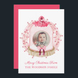 Baby First Christmas Foto Christmas Card<br><div class="desc">Eine Weihnachtskarte mit dem Foto eines Babys in einem rosa und roten Schneeflobe, umgeben von einem Kranz. Ein festlicher Weg, um Ihr Baby Foto gerahmt in einer Urlaubsszene für Ihre Familienweihnachtskarte anzuzeigen. Personalisieren Sie sich mit dem Namen des Babys und fügen Sie einfach Ihre eigenen Porträts Stil Foto des Babys...</div>