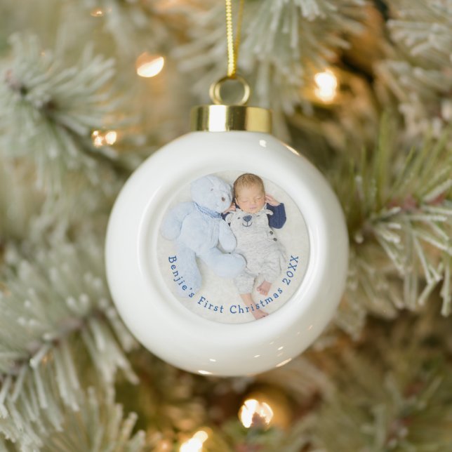 Baby First Christmas Foto gebogene Typografie Keramik Kugel-Ornament (Baum)