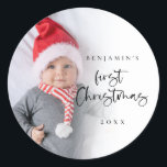 Baby First Christmas Foto Overlay Script Runder Aufkleber<br><div class="desc">Modernes Baby First Christmas Name Year Foto Overlay. Ideal für festliche Mailings, um dem ersten Weihnachtsfest Ihres Babys zu gedenken. Ein schönes Set-Skript für Erste Weihnachten und die Erholung des Textes ist leicht zu personalisieren mit dem Namen Ihres Babys und das Jahr. Ersetzen Sie das Beispiel-Foto durch das eigene. Ein...</div>