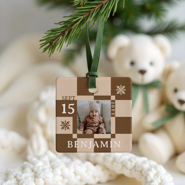 Baby First Christmas Fun Retro Checkerboard Foto Keramikornament (Baby First Christmas Fun Retro Checkerboard Photo Ceramic Ornament)