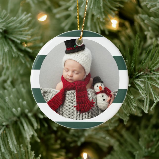 Baby First Christmas Modernes Green Strips Foto Keramik Ornament (Baum)