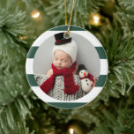 Baby First Christmas Modernes Green Strips Foto Keramik Ornament<br><div class="desc">Dieses stilvolle,  zweiseitige Foto-Sake-Ornament besticht durch ein neu geborenes Foto,  das von einem festlichen Jäger gerahmt ist. Auf der Rückseite des Ornaments befindet sich die Formulierung "Mein erstes Weihnachten" mit Schneeflocken-Akzent und Sondertext für den vollständigen Namen und das Jahr des Babys.</div>