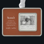 Baby First Christmas Modernes Minimalistisches Fot Rahmen-Ornament Silber<br><div class="desc">Design setzt sich aus Spaß und spielerischer Typografie mit Sans Serif und Serif Schriftart. Fügen Sie ein benutzerdefiniertes Foto Ihres Babys hinzu,  oder ändern Sie den Foto-Filter. Füge lustige Fakten über dein Baby hinzu!</div>