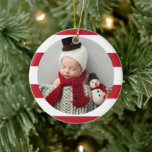 Baby First Christmas Modernes Red Stripes Foto Keramik Ornament<br><div class="desc">Dieses stilvolle zweiseitige Foto mit Sake-Ornament besticht durch ein neugeborenes Foto,  das durch ein reichhaltiges rot-weiß gestreiftes Hintergrundmuster gerahmt ist. Auf der Rückseite des Ornaments befindet sich die Formulierung "Mein erstes Weihnachten" mit Schneeflocken-Akzent und Sondertext für den vollständigen Namen und das Jahr des Babys.</div>
