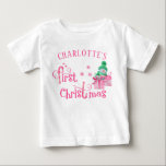 Baby First Christmas Pink Snowman and Snowflakes T-shirt<br><div class="desc">Personalisiert Erster WeihnachtsweihnachtsT - Shirt mit niedlichem Schneemann und rosa, kantige Typografie. Der Wortlaut lautet "Die erste Weihnachtszeit deines Namens" und die Vorlage ist für dich Set, um den Namen des Babys hinzuzufügen. Das Design besticht durch einen Cartoon-Schneemann mit wunderschön verpackten Weihnachtsgeschenken, Schneeflocken und Sternen. Liebliches Top für das 1....</div>
