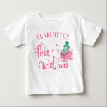 Baby First Christmas Pink Snowman und Schneeflocke Baby T-shirt<br><div class="desc">Personalisierter Erster WeihnachtsT - Shirt mit einem niedlichen Schneemann und rosa, Süßrohrtypografie. Der Wortlaut lautet "Ihr Name ist das erste Weihnachtsfest" und die Vorlage ist für Sie Set, um den Namen des Babys hinzuzufügen. Das Design verfügt über einen Cartoon Schneemann mit wunderschön verpackten Weihnachtsgeschenken, Schneeflocken und Sternen. Schönes Top für...</div>