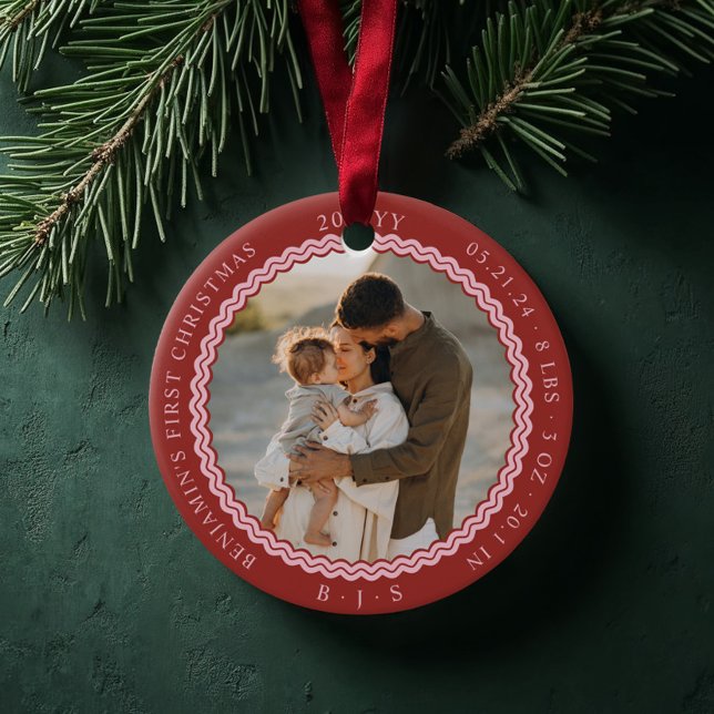 Baby First Christmas Wavy Modernes Minimal 2 Foto Keramik Ornament (Baby First Christmas Wavy Modern Minimal 2 Photo Red Ceramic Ornament)