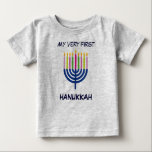Baby First Hanukkah Body Suite Baby T-shirt<br><div class="desc">Leicht zu ändern Text! Klicken Sie auf "Anpassen" für weitere Farben und Schriftart.</div>