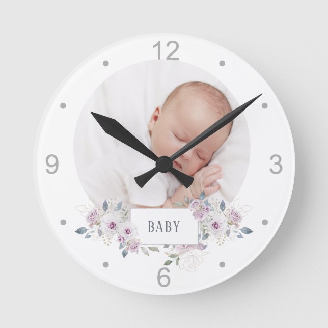 Baby| Floral verziertes neugeborenes Foto Runde Wanduhr (Vorderseite)