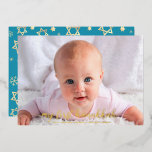 Baby Foto 1st Hanukkah Star von David Real Gold Folien Feiertagskarte<br><div class="desc">"Meine erste Hanukka." Ein spielerisches visuelle echter Goldfolienschneeflocken, David-Sterne und handgeschriebene Schriftzeichen, die das Foto Ihrer Wahl übersetzen, helfen Ihnen, Hanukkah und Neujahr zu eröffnen. Auf der Rückseite verbergen sich zusätzliche Champagner-Imitate mit goldenen Schneeflocken über einem weichen, türkisblauen Hintergrund. Genießen Sie die Wärme und Freude der Urlaubssaison, wenn Sie diese...</div>