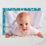 Baby Foto 1st Hanukkah Star von David Real Gold Folien Feiertagskarte<br><div class="desc">"Meine erste Hanukka." Ein spielerisches visuelle echter Goldfolienschneeflocken, David-Sterne und handgeschriebene Schriftzeichen, die das Foto Ihrer Wahl übersetzen, helfen Ihnen, Hanukkah und Neujahr zu eröffnen. Auf der Rückseite verbergen sich zusätzliche Champagner-Imitate mit goldenen Schneeflocken über einem weichen, türkisblauen Hintergrund. Genießen Sie die Wärme und Freude der Urlaubssaison, wenn Sie diese...</div>