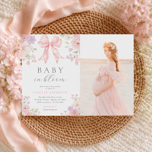 Baby-Foto mit rosa Schleife und Blumen zur Babypar Einladung