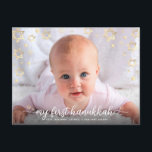 Baby Foto My First Hanukkah Script Star von David Feiertagspostkarte<br><div class="desc">"Meine erste Hanukka." Ein spielerisches visuelle von Champagner-Imitaten Goldfolie Sterne von David, Schneeflocken und handgeschriebene Schrift Typografie, die das Foto Ihrer Wahl überträgt, helfen Ihnen, Hanukkah und Neujahr zu begeben. Ihre persönliche Note, ob in Schreibschrift oder Handschrift, befindet sich auf der Rückseite. Fühlen Sie sich die Wärme und Freude der...</div>