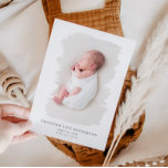 Baby Foto White Minimalistisch Brush Stroke Birth Ankündigung<br><div class="desc">Einfache und minimalistische Geburtsankündigungskarte mit weißem Pinselstrich. Sie können das Bild Ihres Neugeborenen in der Mitte und die Babystatistiken unten hinzufügen. Sie können auch ein zweites Bild mit einer Nachricht auf der Rückseite hinzufügen.</div>