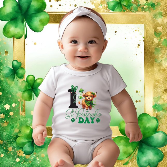Baby Girl 1. St. Patrick's Day mit Highland Cow Baby Strampler (Girls 1st St. Patrick's Day)