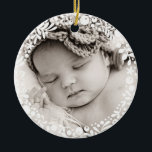 Baby Girl First Christmas White Berry Wreath Pink Keramik Ornament<br><div class="desc">Dieses Ornament wird mit dem Foto, dem Namen und dem Geburtsdatum Ihres Mädchens erstellt, um einen einzigartigen Weihnachtsschmuck zu kreieren, mit dem sie als Teil Ihrer Familie ihr erstes Weihnachtsfest feiert. Dieses Ornament zeichnet sich durch eine weiße Beerenkreuzgrafik auf beiden Seiten sowie einen rot-rosa Hintergrund und einen grauen Typ auf...</div>