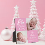 Baby Girl Foto Niedlich Elegant Rosa Engel Religiö Fotoplatte<br><div class="desc">Schöne rosa personalisierte Weihnachtsschild für ein neues Foto. Passen Sie diese Geburt Ankündigung Urlaub Geschenk mit Ihrem neugeborenen Foto neben dem schönen Engel fliegen über den Worten A Thrill of Hope the Weary World Freoices. Freuen Sie sich auf die elegante weiße Typografie und fügen Sie den Namen und das Geburtsdatum...</div>