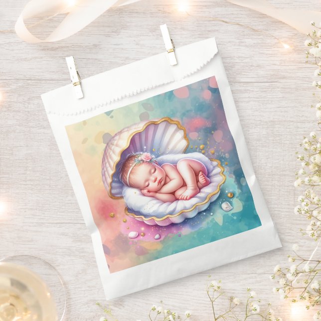 Baby Girl in einer Seashell Baby Dusche Geschenktütchen (Ausgeschnitten)