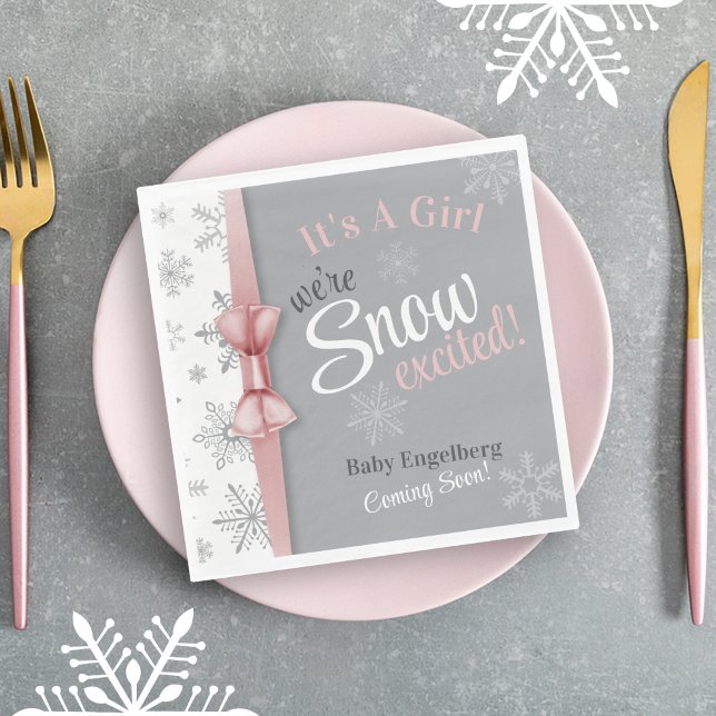 Baby Girl Pink Wir sind schneebezaubernde Schneefl Serviette (It's A Girl, We're SNOW excited, Baby Name coming soon winter wonderland baby shower luncheon napkin)