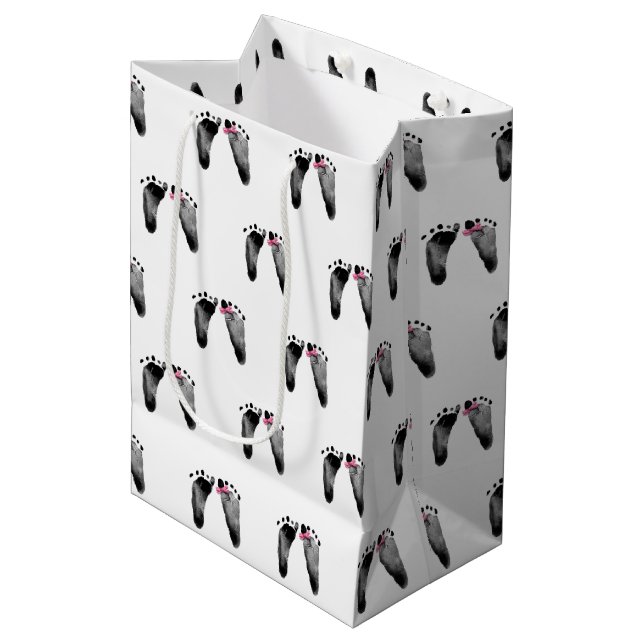 Baby Girl with Bow Footprints Medium Gift Bag Mittlere Geschenktüte (Vorderseite Schrägansicht)