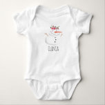 Baby Girls First Christmas Blume Snowman und Name Strampler<br><div class="desc">Dieses bezaubernde Design besticht durch einen einzigartigen Schneemann im Aquarellstil,  der eine Christmassy Garland trägt,  sowie durch die Möglichkeit,  das Objekt mit dem Namen Ihres Mädchens zu personalisieren. Der perfekte Sake für Euch die kleine Weihnachtszeit!</div>