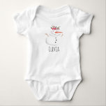 Baby Girls First Christmas Blume Snowman und Name Strampler<br><div class="desc">Dieses bezaubernde Design besticht durch einen einzigartigen Schneemann im Aquarellstil,  der eine Christmassy Garland trägt,  sowie durch die Möglichkeit,  das Objekt mit dem Namen Ihres Mädchens zu personalisieren. Der perfekte Sake für Euch die kleine Weihnachtszeit!</div>