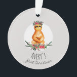 Baby Girl's First Christmas Festive Sloth und Name Ornament<br><div class="desc">Dieses niedlich festliche Weihnachtsgeschmack-Design mit einem Aquarellflossen,  einem Weihnachtskranz mit Poinsettias,  Pinecones und Mistletoe sowie Platz für Sie,  um ein Foto und einen Namen in niedlicher Typografie hinzuzufügen. Der perfekte Sake für das erste Weihnachtsfest Ihres Babys!</div>