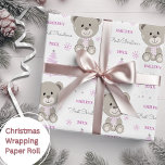 Baby Girls First Christmas Teddy Bear Pink Geschenkpapier<br><div class="desc">Machen Sie Ihr erstes Weihnachtsfest mit personalisiertem Verpackungspapier mit einem niedlichen Teddybär,  Baum und Schneeflocken. Aktualisieren Sie einfach den Namen und das Jahr und vergewissern Sie sich,  dass Sie meine Sammlung für viele weitere Auswahlmöglichkeiten Karo.</div>