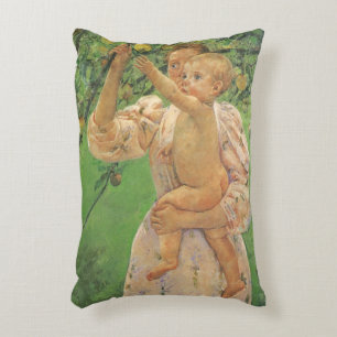 Baby greift nach einem Apfel von Mary Cassatt Dekokissen