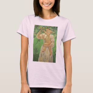 Baby greift nach einem Apfel von Mary Cassatt T-Shirt