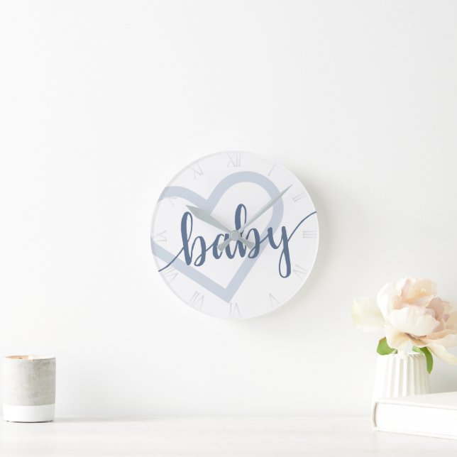 Baby Heart | Dusty Slate Blue Blühe Script Runde Wanduhr (Zuhause)