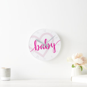 Baby Heart Hot Pink Magenta Blühe Skript Runde Wanduhr