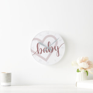 Baby Heart   Wüste Rose Taupe Blühte Skript Runde Wanduhr