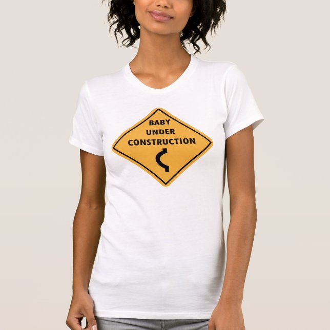 Baby im Bau T-Shirt (Vorderseite)
