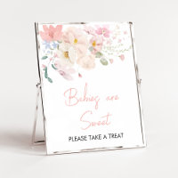 Baby im Blütenrot Rosa Blumenjungen sind süß